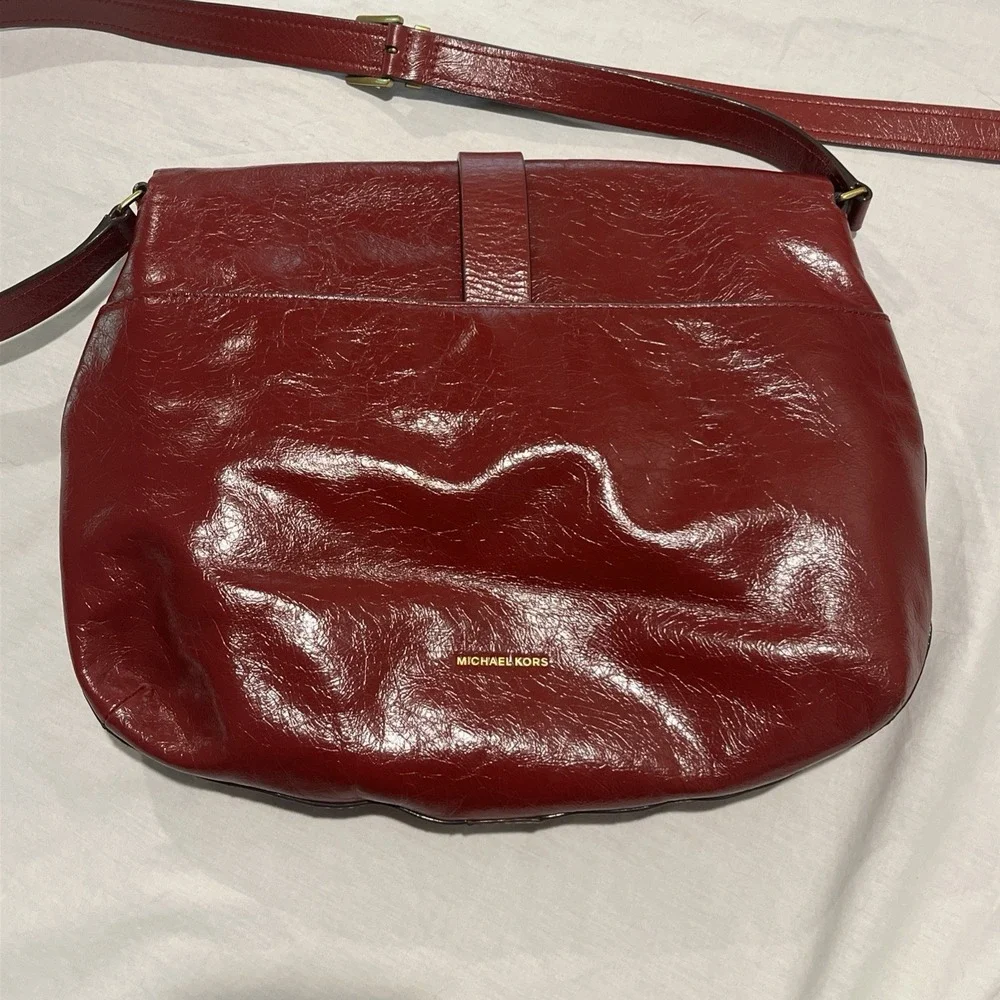 Michael Kors DARRINGTON Large Crackled  Leather Shoulder Bag In Deep Red